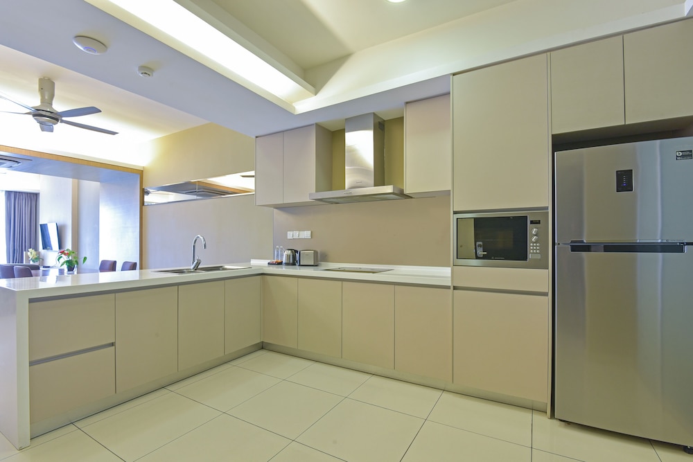 Three Bedroom Suite - Twin Tower with Pool View thumbnail 6