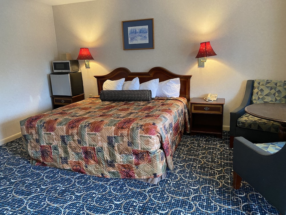 Deluxe Room, 1 King Bed photo 1