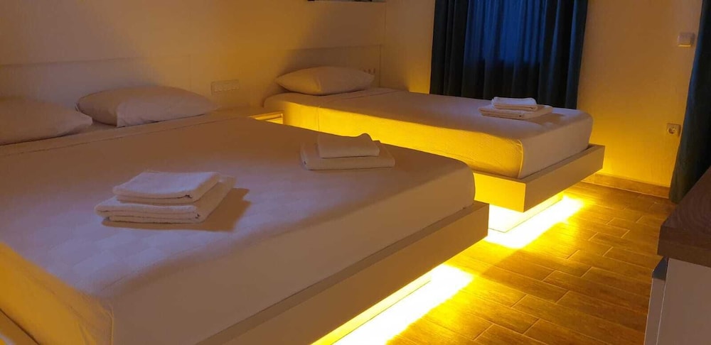 Economy Triple Room photo 3
