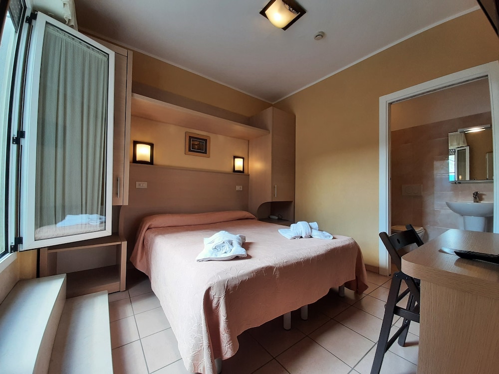 Economy Double or Twin Room, Balcony photo 3