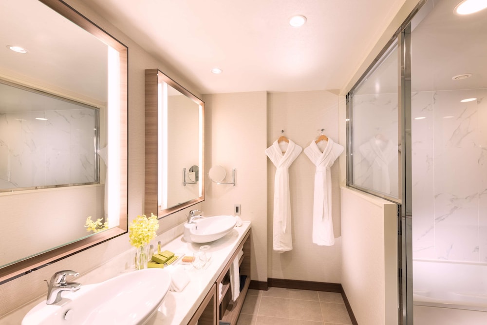 KING ONE BEDROOM SUITE OCEAN VIEW W/ BALCONY photo 2