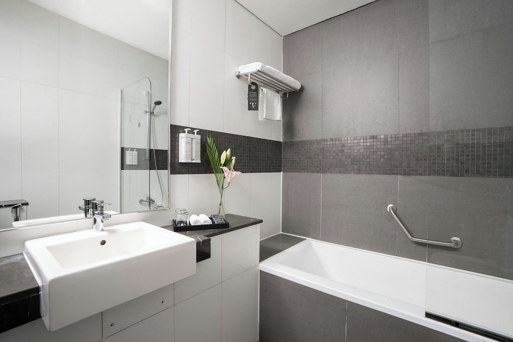 Superior King Room with Marina View and Soluna Access photo 2