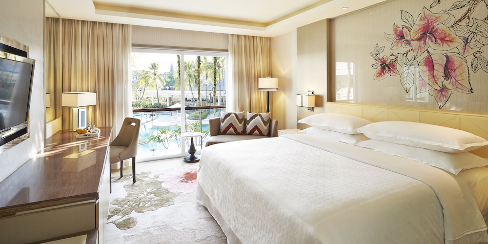 Deluxe Room, 1 King Bed, Balcony photo 3