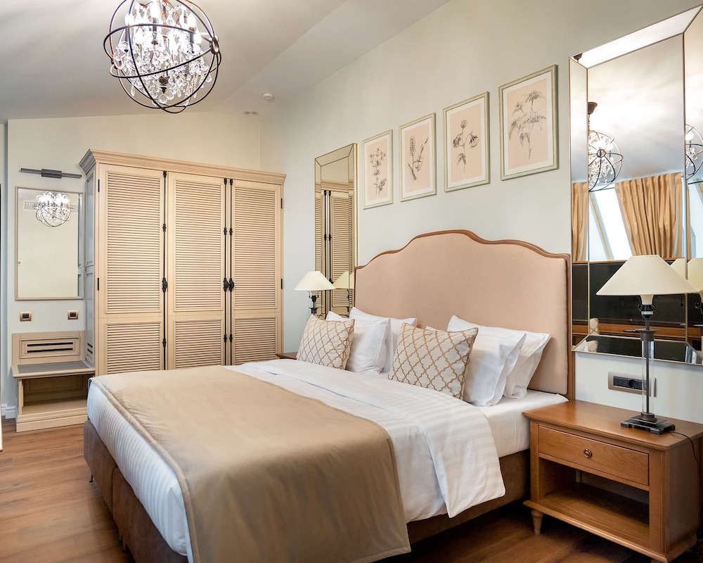 Deluxe Suite, 1 King Bed, Non Smoking, Bathtub (Living Room) - Photo 6