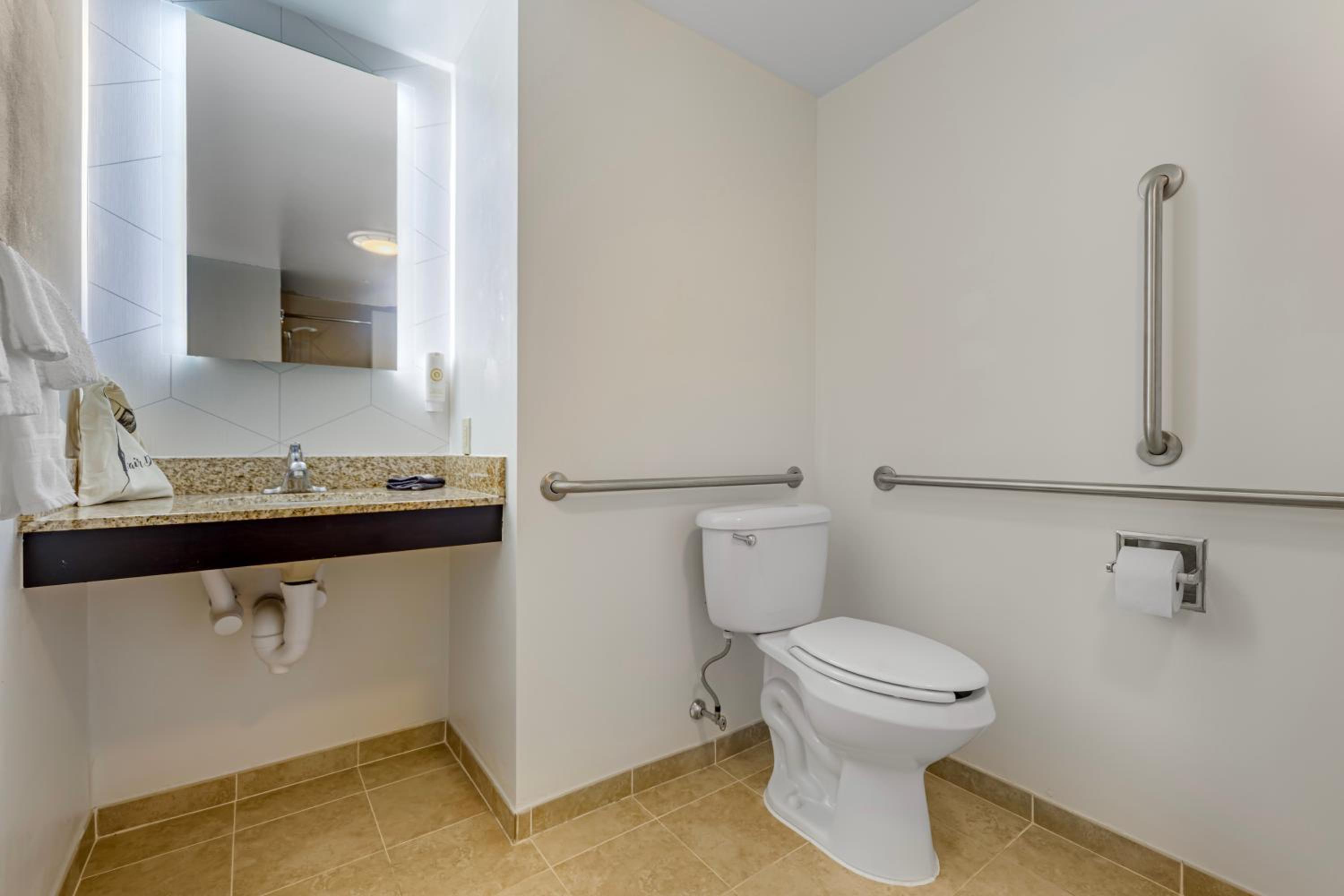 Suite with Two Queen Beds - Accessible/Non-Smoking photo 3