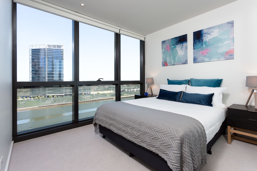 Executive Two Bedroom Apartment - Riverside photo 3