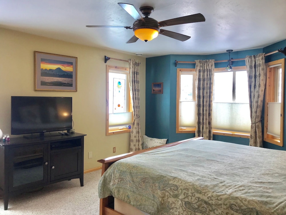 Comfort Apartment, 2 Queen Beds, Mountain View, Sea Facing photo 3