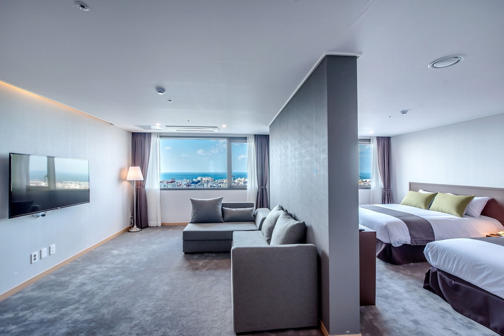 Deluxe Suite (Mountain/Ocean View assigned on site)