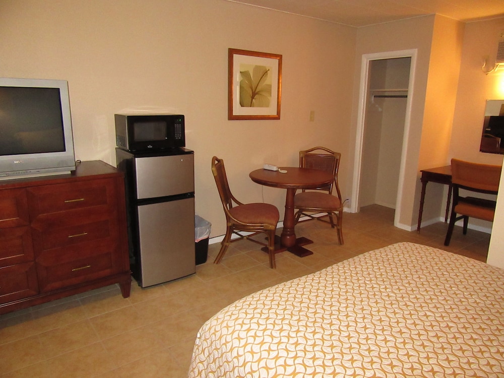 Room, 2 Queen Beds, Smoking photo 2