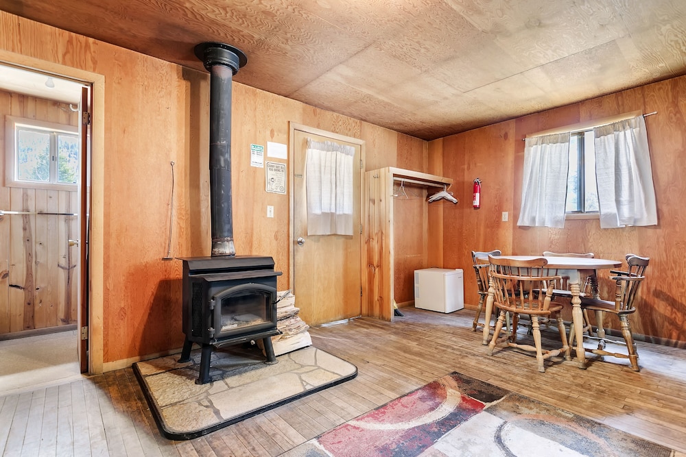 Comfort Cabin, 2 Queen Beds, Mountain View, Mountainside photo 2