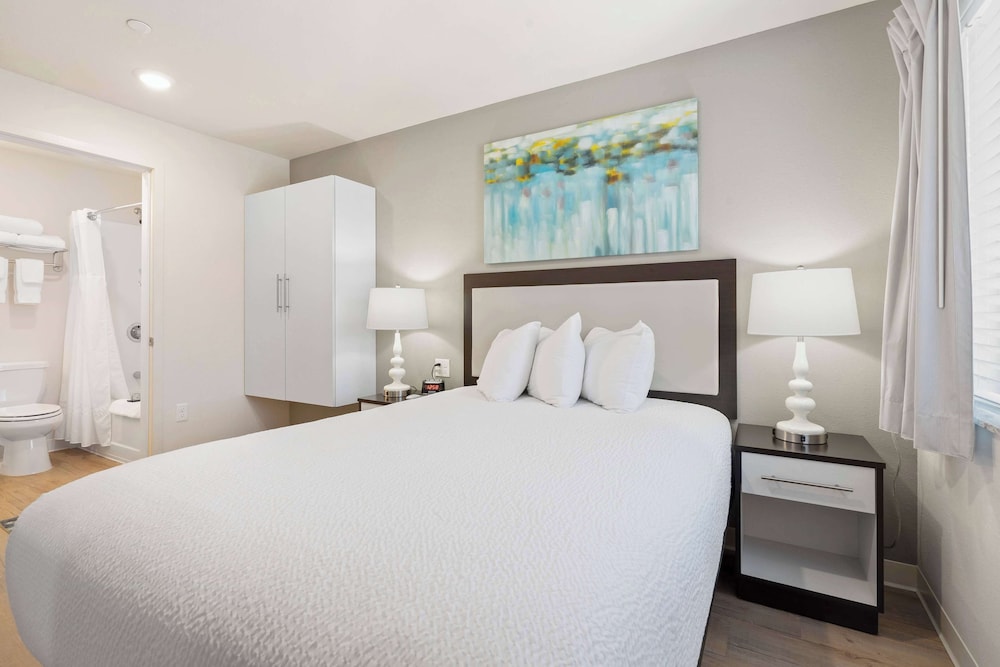 Suite, 3 Bedrooms, Accessible (Hearing) - Photo 2