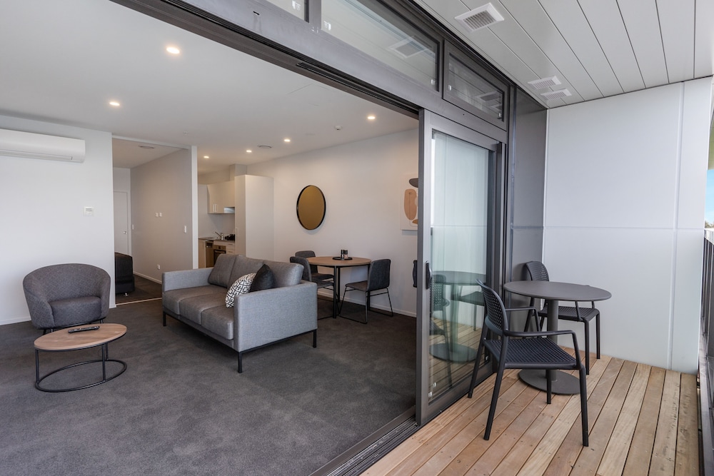 Deluxe Apartment, 1 Bedroom, Kitchen (Top Floor, Non-Motorway Facing) - Photo 12