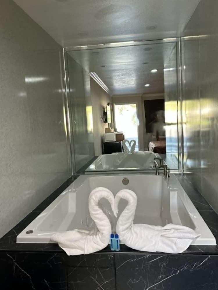 Honeymoon Room photo 1