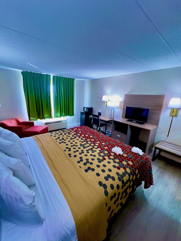 Standard Room, 1 King Bed, Non Smoking - Photo 5