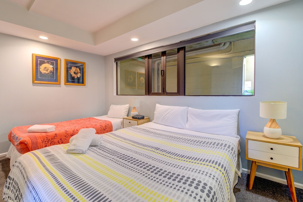 2 Bedroom Premier Lakeview