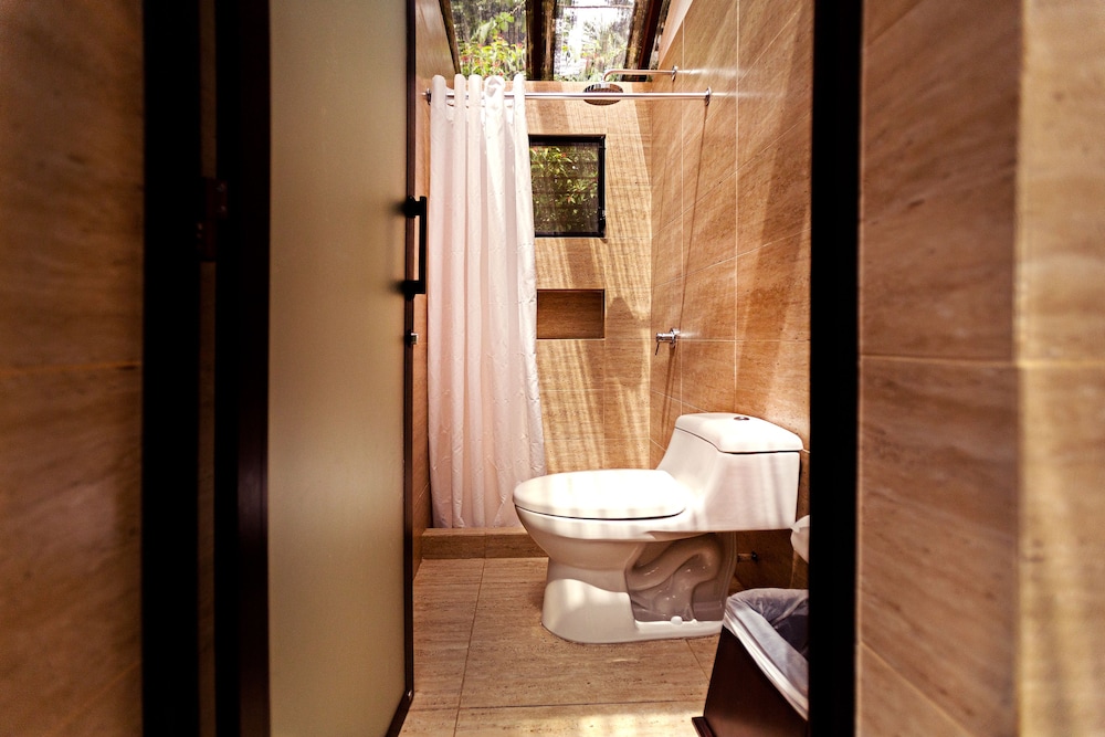 Exploration Room, Shared Bathroom photo 2