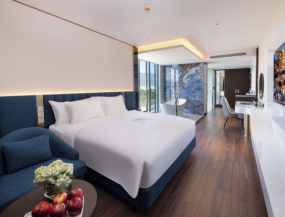 Honeymoon Suite, 1 King Bed, Balcony, Sea View photo 3