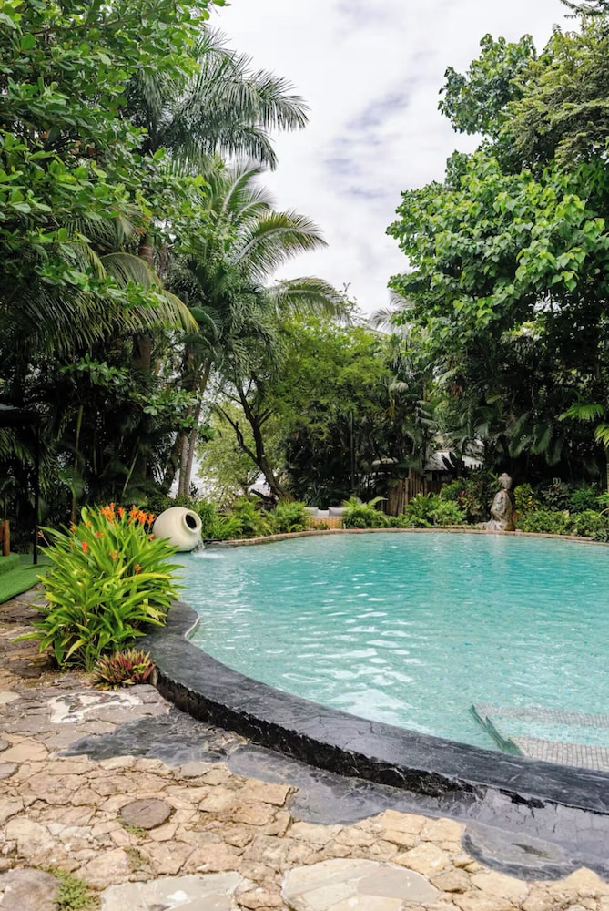 Luxury Ocean and Pool Front Bungalow photo 3