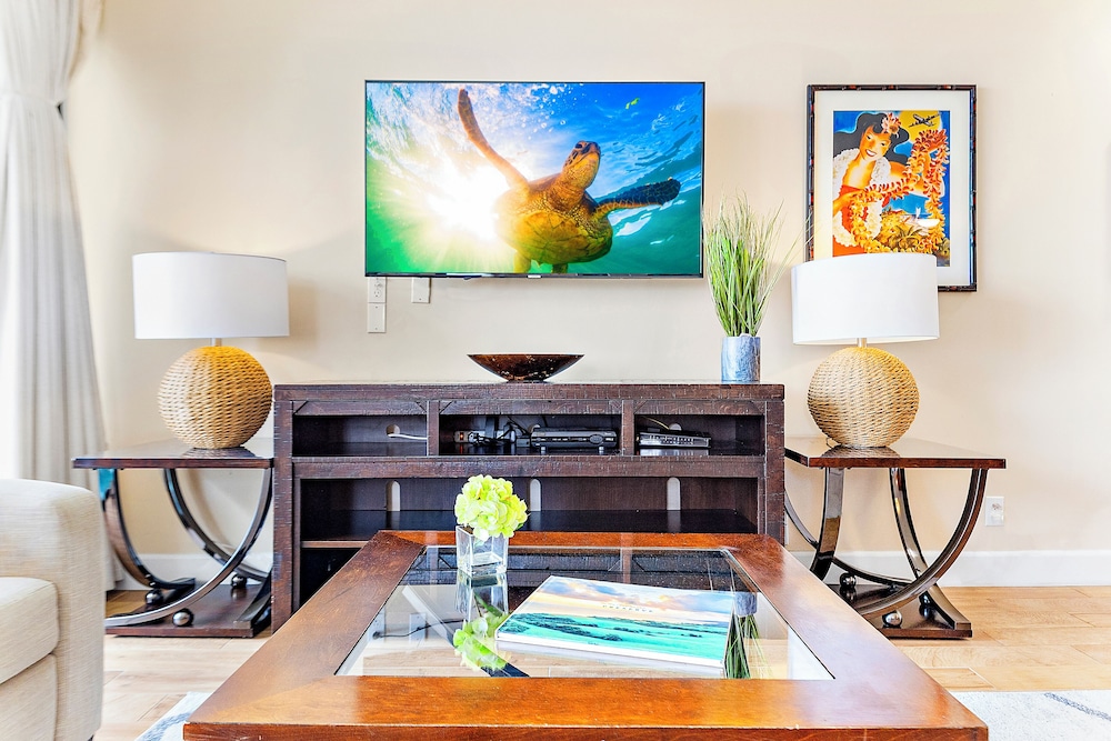 Premium Remodeled Condo with Ocean View and Parking: Premium Suite, 1 King Bed with Sofa bed, Balcony, Ocean View (0026) photo