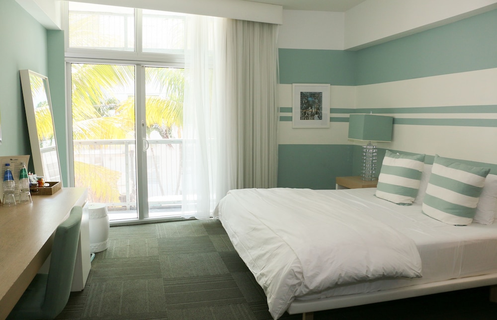 Deluxe Room, 1 King Bed, Partial Ocean View thumbnail 5