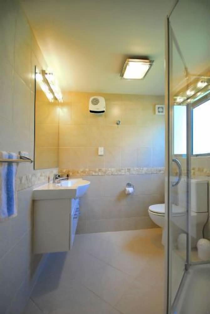 Standard Suite, 2 Bedrooms, Non Smoking, Kitchen (Motel - Superking & Twin) photo 2
