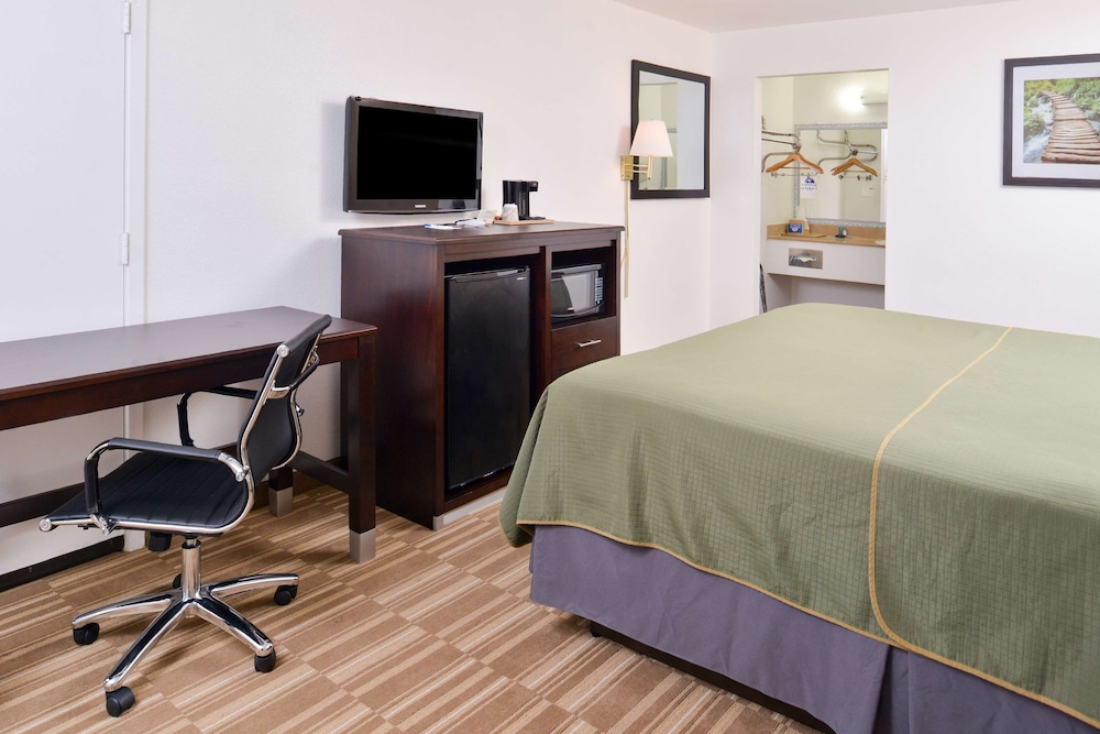 Room, 1 King Bed, Non Smoking - Photo 3