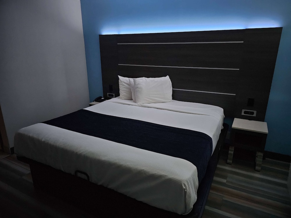 Room, 1 King Bed, Non Smoking - Photo 3