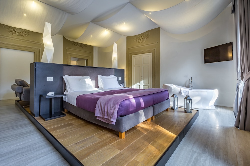 Luxury Suite - Photo 7