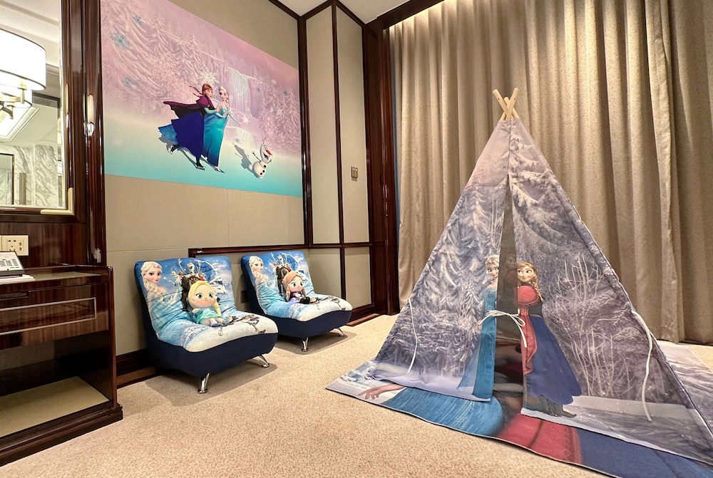 Room, 1 King Bed, Non Smoking (1.35 Small Bed, Parent-Child Room) photo 3