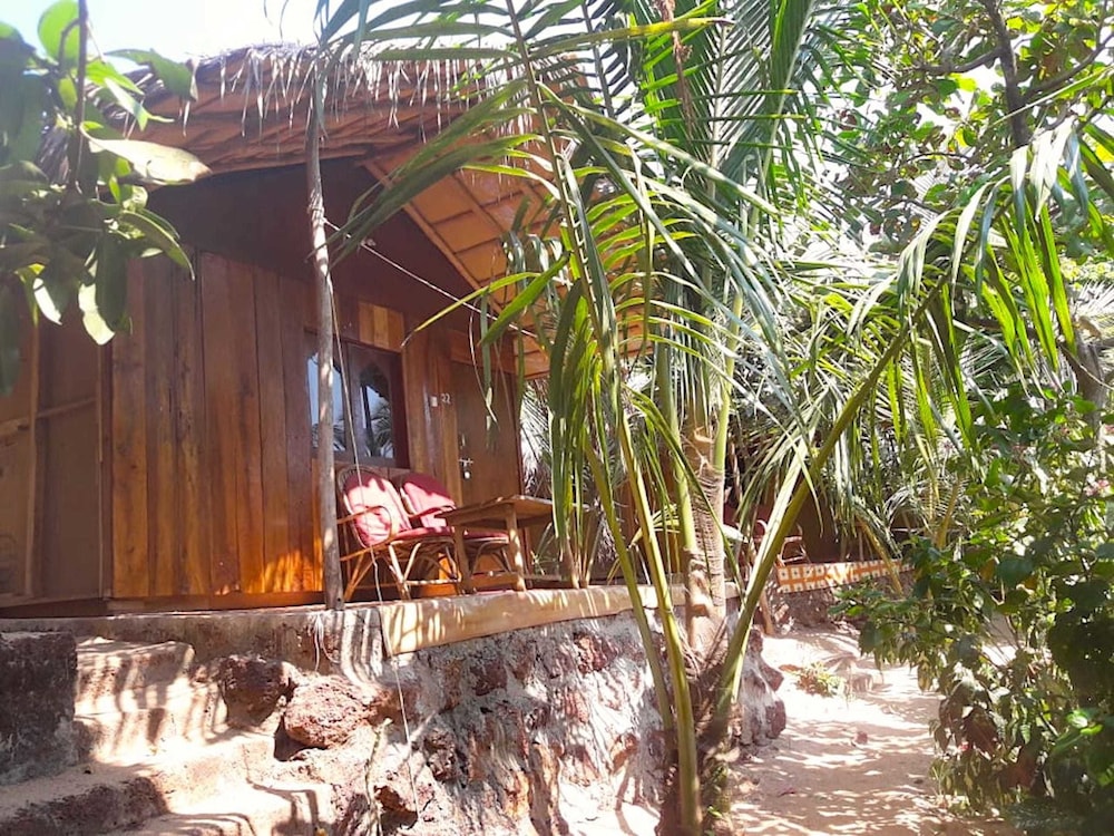 Basic Cottage, 1 King Bed, Smoking, Garden View