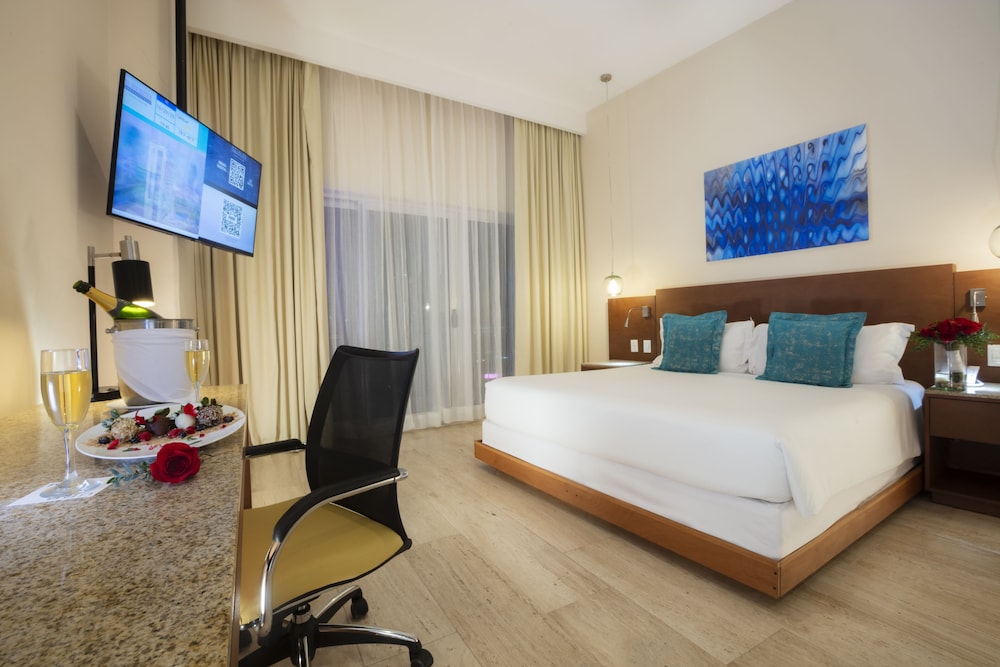 Altitude Room (Free Beach Club Access) - Photo 6