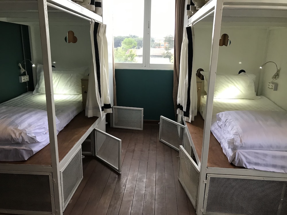 Dormitory 6 Bed Mixed with Own Bathroom