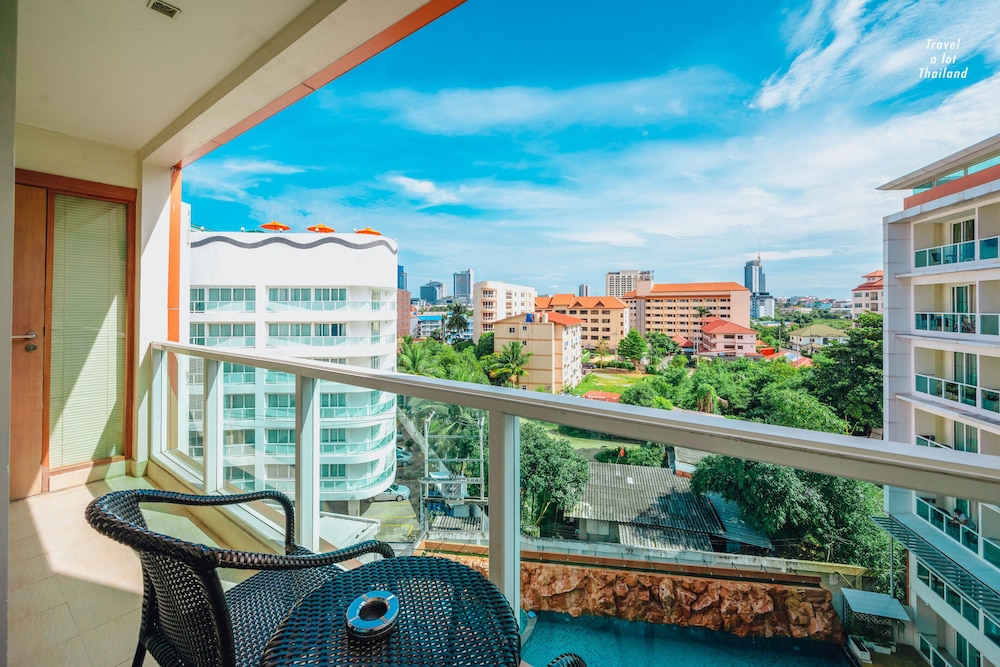 Deluxe Room, 1 King Bed, Pool View - Photo 8
