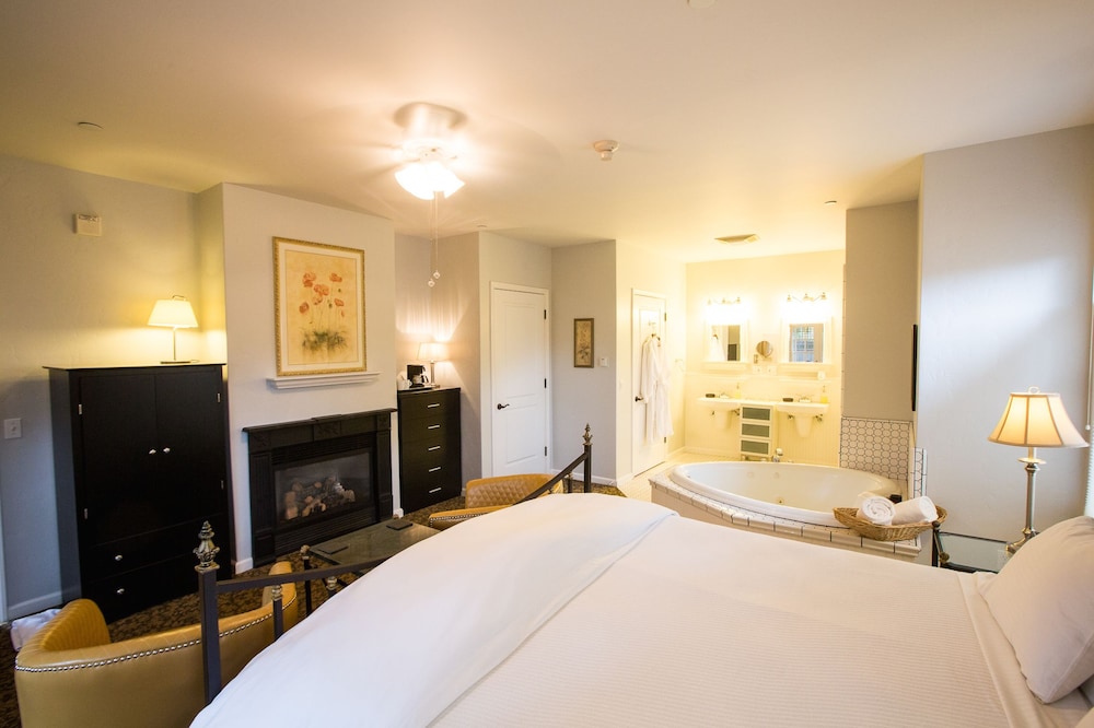 Deluxe Room, 1 King Bed, Non Smoking photo 1