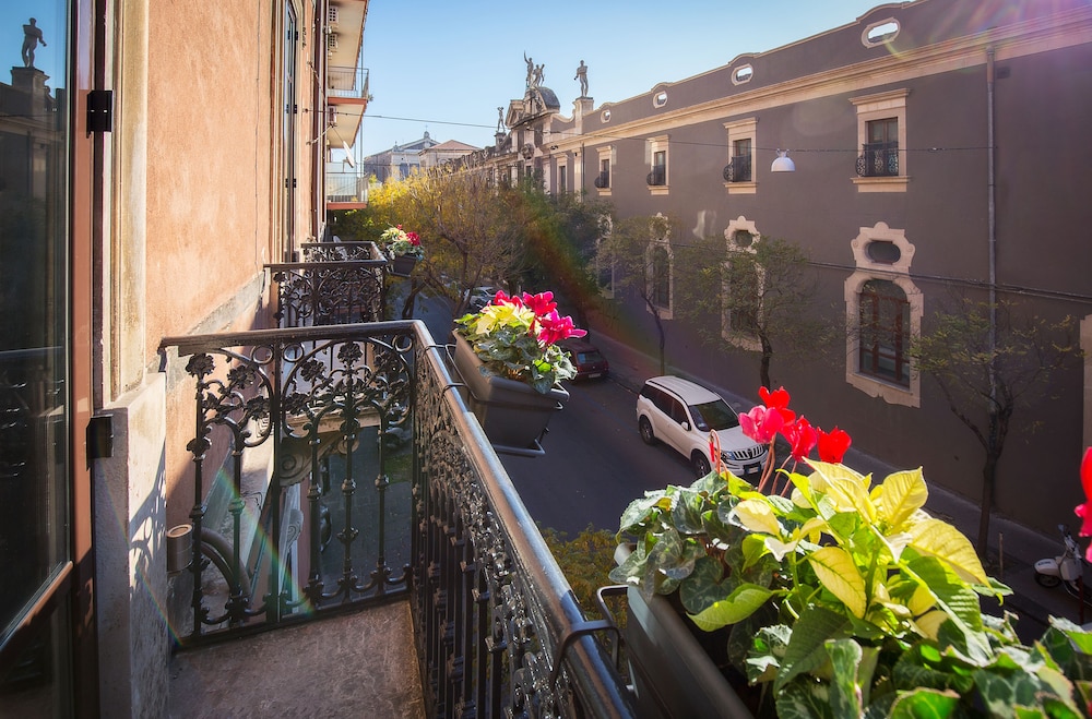 Deluxe Double or Twin Room, 1 Queen Bed with Sofa bed, Balcony, City View photo 3
