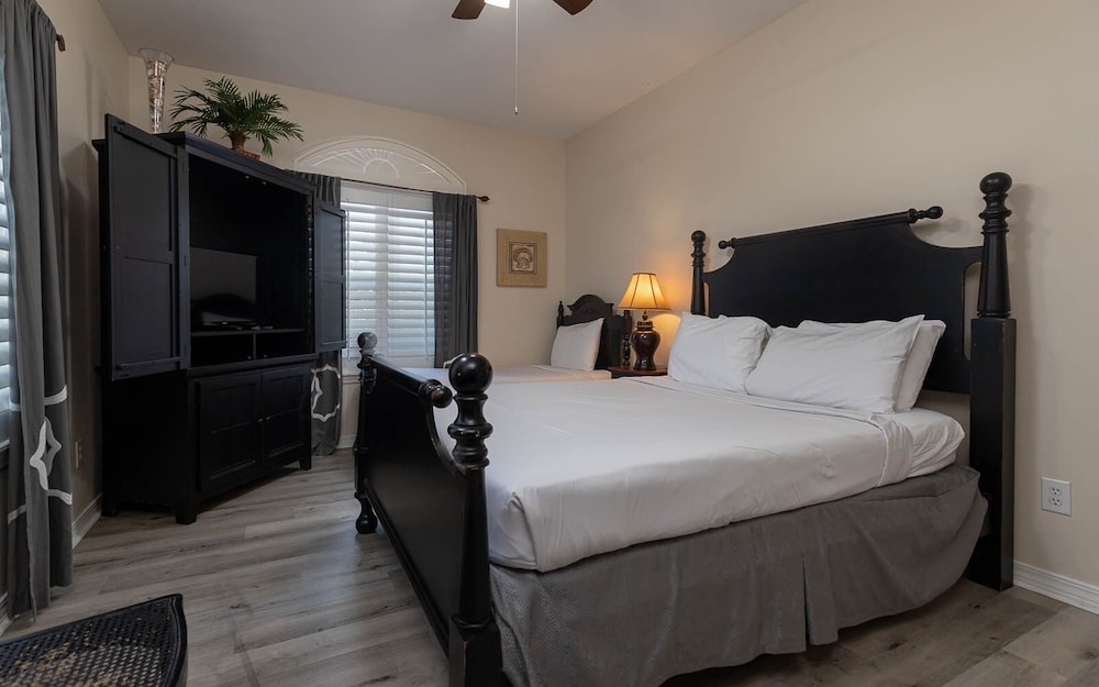 Condo, 2 Bedrooms