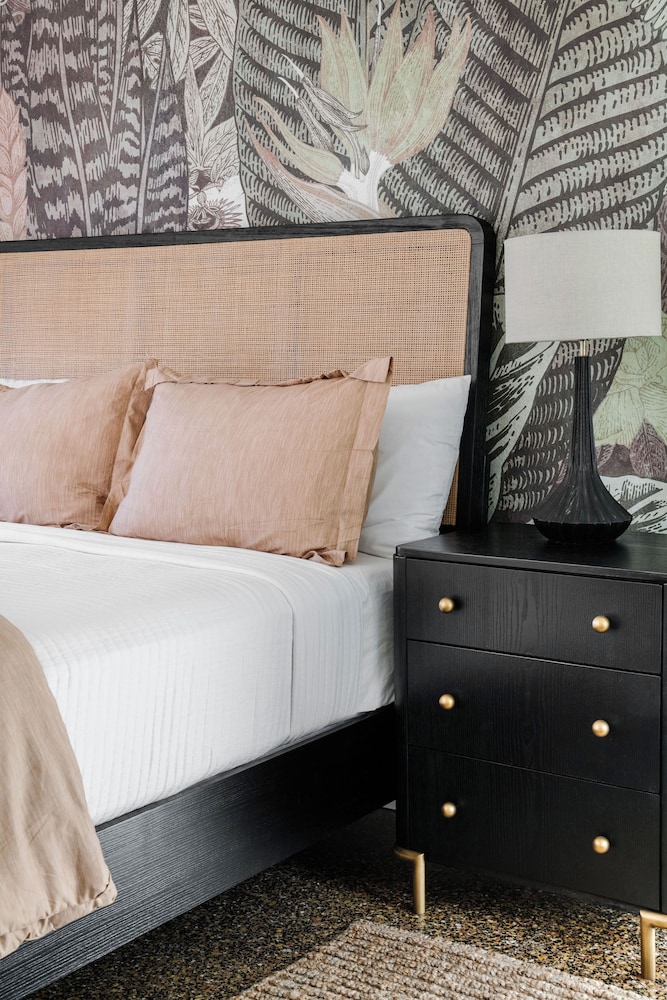 Superior Studio, 1 Queen Bed, Courtyard View, Ground Floor