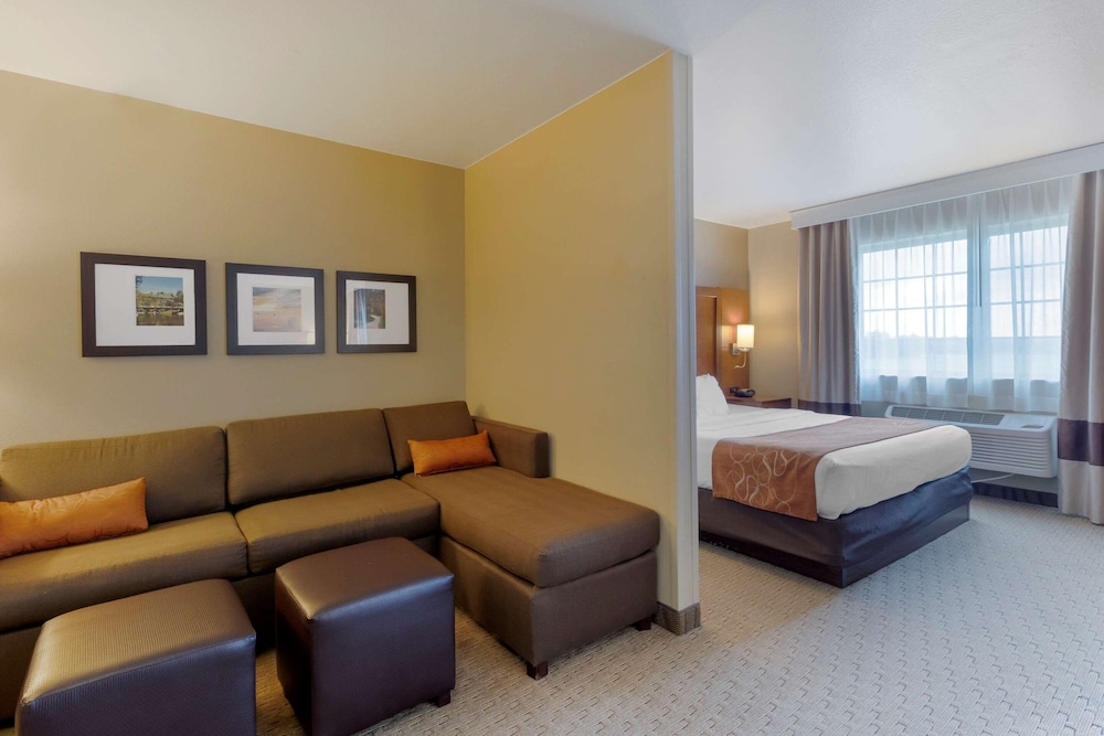 Suite, 1 King Bed, Non Smoking, Hot Tub - Photo 3