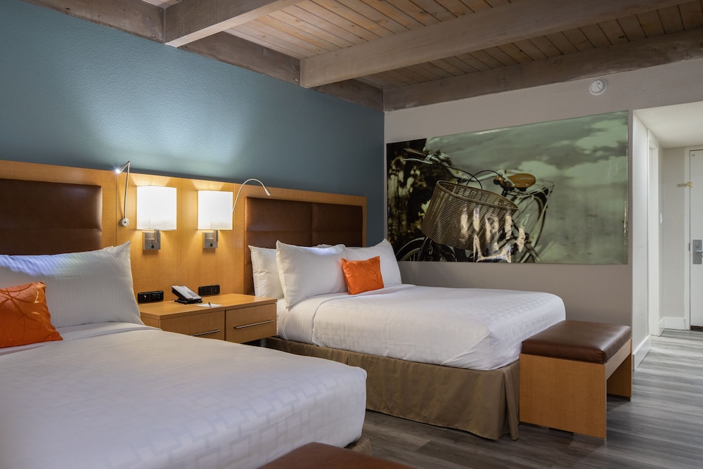 Standard Room, 2 Queen Beds - Photo 8