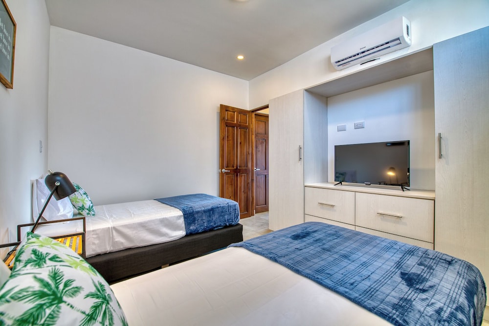 Family Apartment, 2 Bedrooms, Poolside photo 1