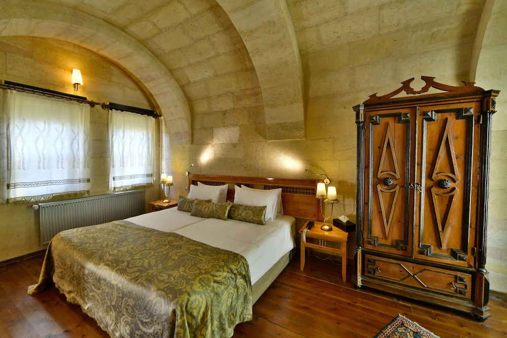 Superior Suite (Cave) - Photo 10