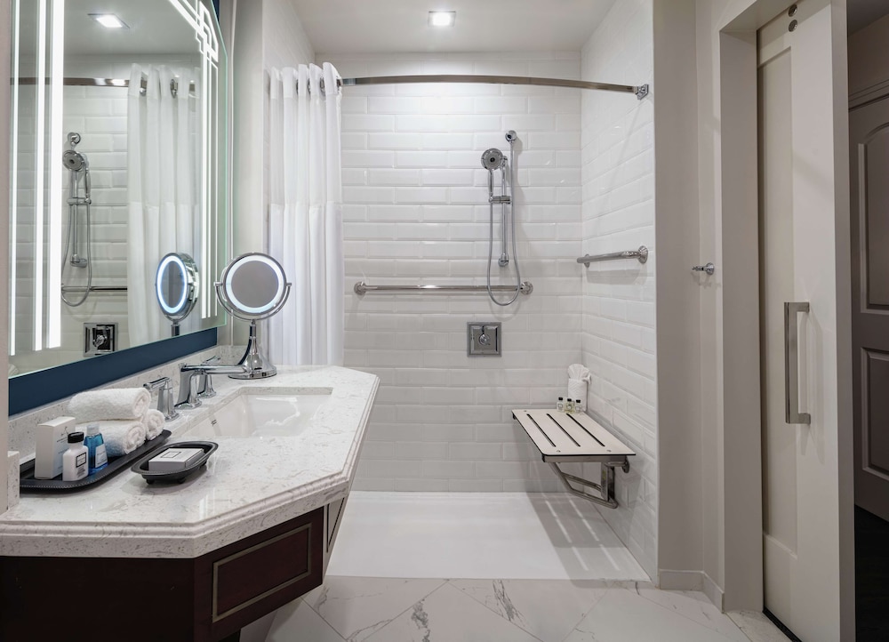 Accessible Room, 2 Queen Beds (Roll-In Shower, Mobility & Hearing) - Photo 4