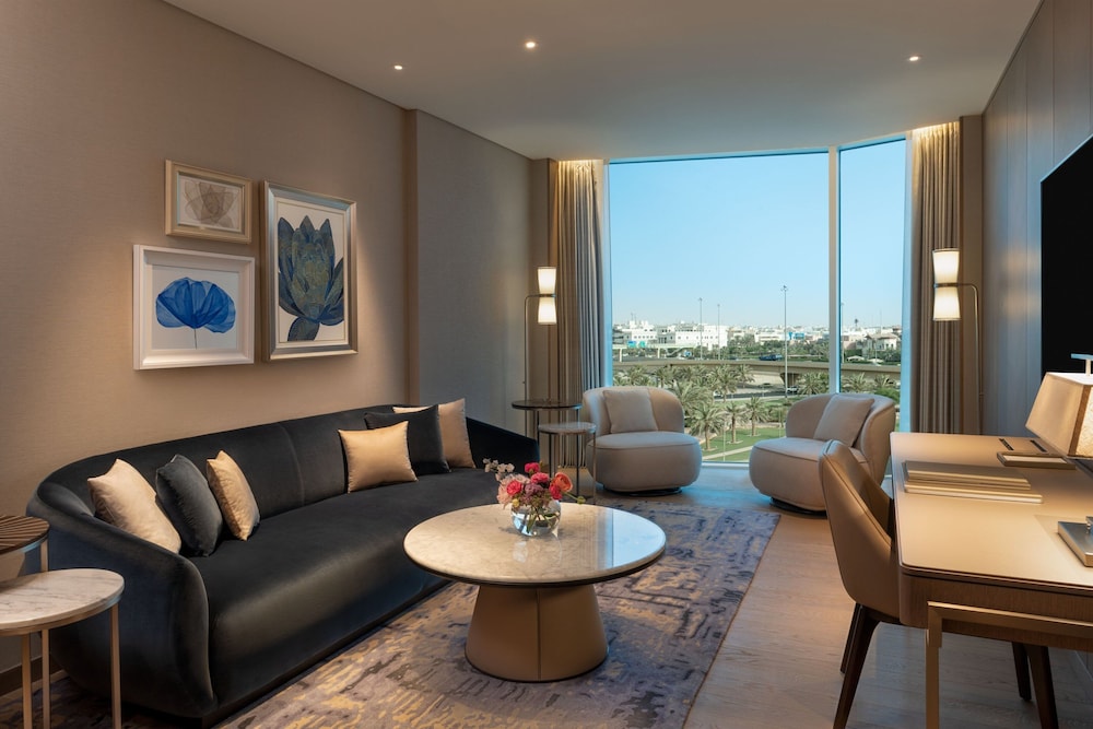 Suite, 1 King Bed, City View (Gate)