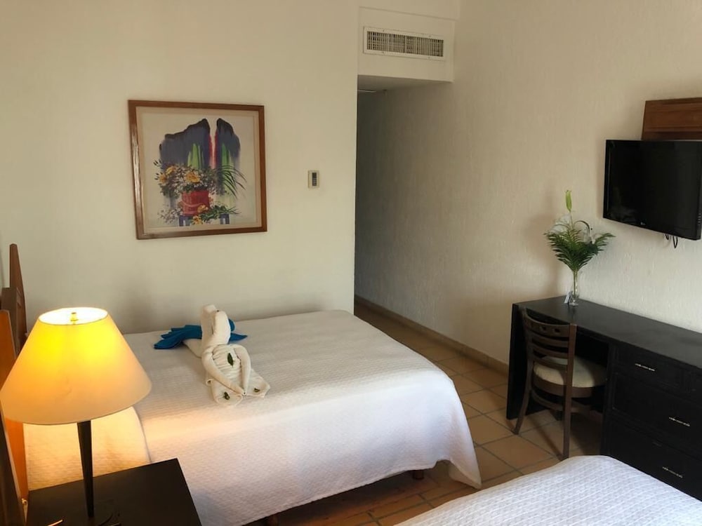 Standard Room, 2 Queen Beds photo 2