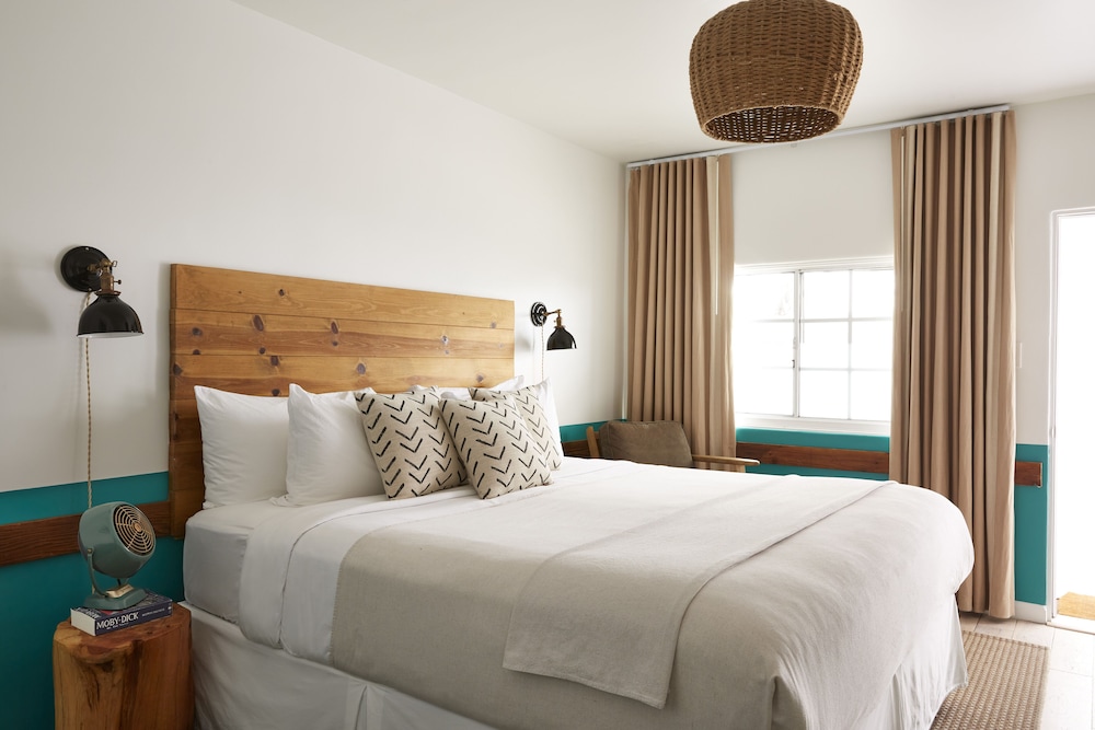Deluxe Room, 1 King Bed, Accessible