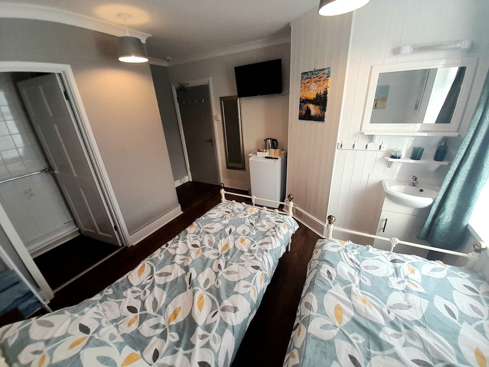 Basic Triple Room, Ensuite photo 2
