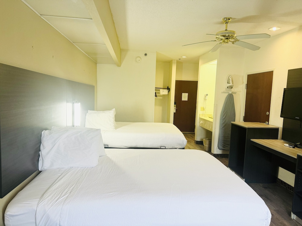 Deluxe Room, 2 Queen Beds photo 2