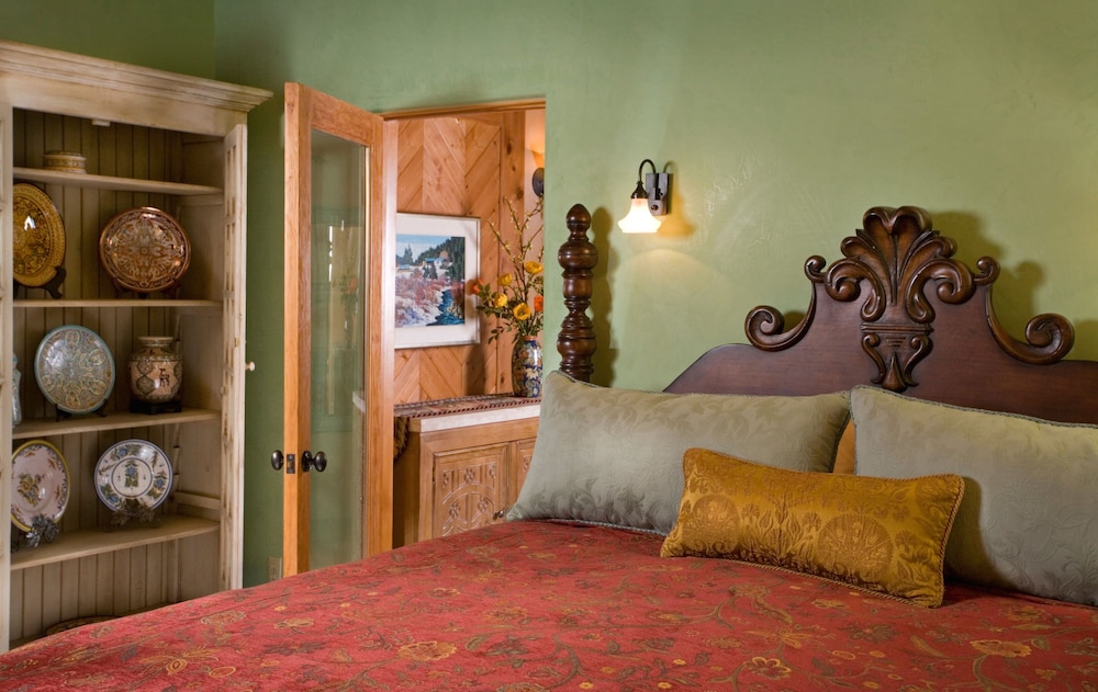 Santa Fe Suite, 1 King Bed with Sofabed photo 1