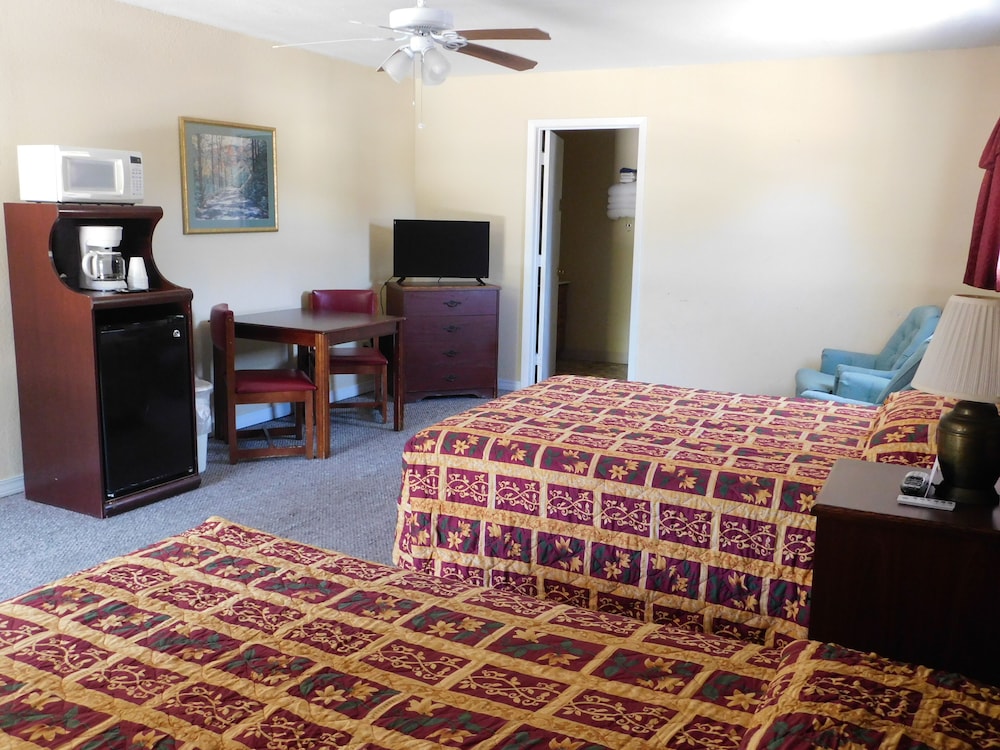 Double Room, 2 Queen Beds, Non Smoking, Refrigerator & Microwave photo 1