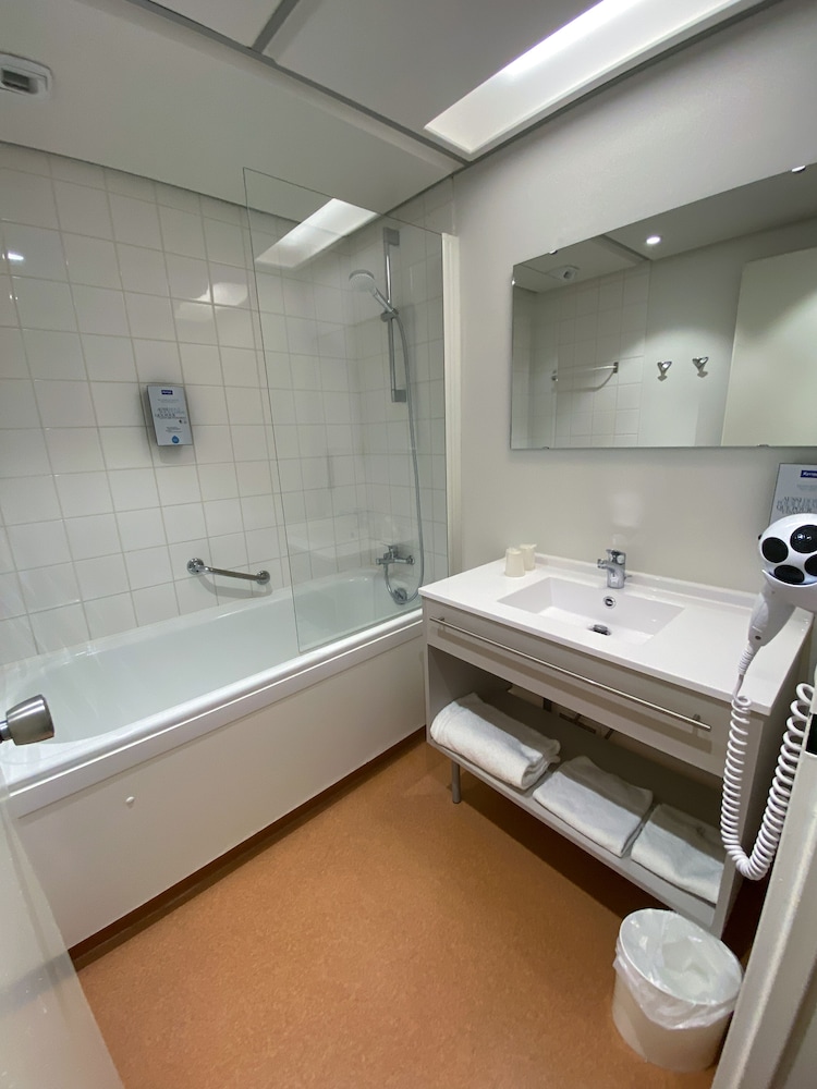 Standard Room, 2 Twin Beds - Photo 7